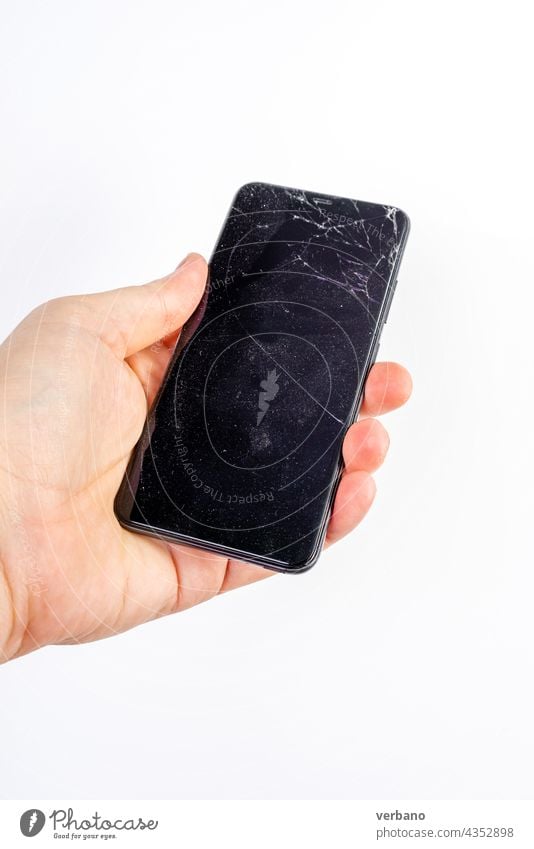 Hand hält ein kaputtes Smartphone auf weißem Hintergrund Bildschirm gebrochen Gerät Technik & Technologie Funktelefon Mitteilung Telefon Reparatur Mobile Unfall