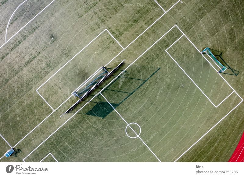 Sportplatz von oben Tore Ballsport Spielfeld Linie Menschenleer Rasen Fußballplatz grün Sportstätten Freizeit & Hobby Sportrasen Außenaufnahme Fußballtraining