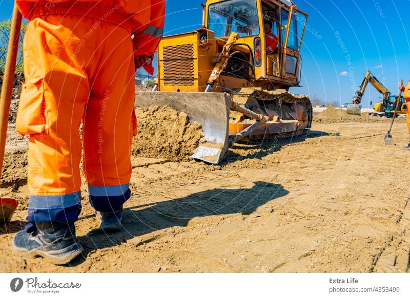 Bulldozer-Maschine nivelliert Baustelle. Aktion Aktivität Klinge bauen Planierraupe Raupe Konstruktion Auftragnehmer Entwicklung Diesel Graben Bagger Schmutz