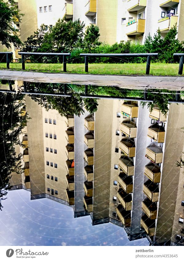 Neubaublock im Spiegelbild berlin detail garten realität stadt szene urban klimawandel klimaveränderung starkregen regenwetter neiderschlag pfütze spiegelbild