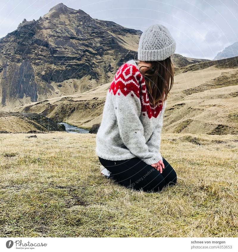 weggeschaut Island Natur Grün Pullover freiheit Weite Berge Grünfläche Hügel und Wasser Berge u. Gebirge Himmel Wolken Umwelt grün Außenaufnahme Farbfoto