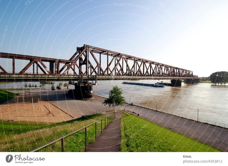 Hoch steht der Rhein nach dem Regen brücke himmel historisch eisenbahnbrücke panorama rhein fluss baum hochwasser überflutung spielplatz horizont Ufer