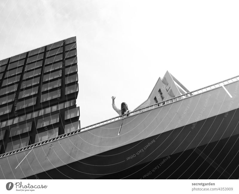 [PARKTOUR HH 2021] ...und täglich grüßt der photocasler :-) Architektur Hamburg Hafen City Hafencity Brücke Bauwerk Frau winken fröhlich schräg Schräger Vogel