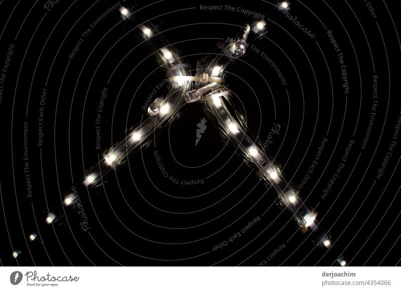 Brennende  LED Lampen über Kreuz verschränkt. Design hell glühen Elektrizität glühend elektrisch Licht Kreativität Idee Innovation Objektfotografie