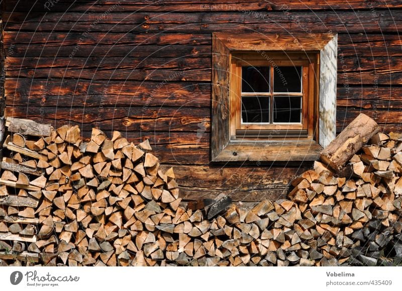 Fenster an einem alten Bauernhaus in den Alpen Haus Hütte Fassade Holz retro braun bauernhaus Berghütte Alm Holzhaus rustikal ländlich Holzhütte werfenweng