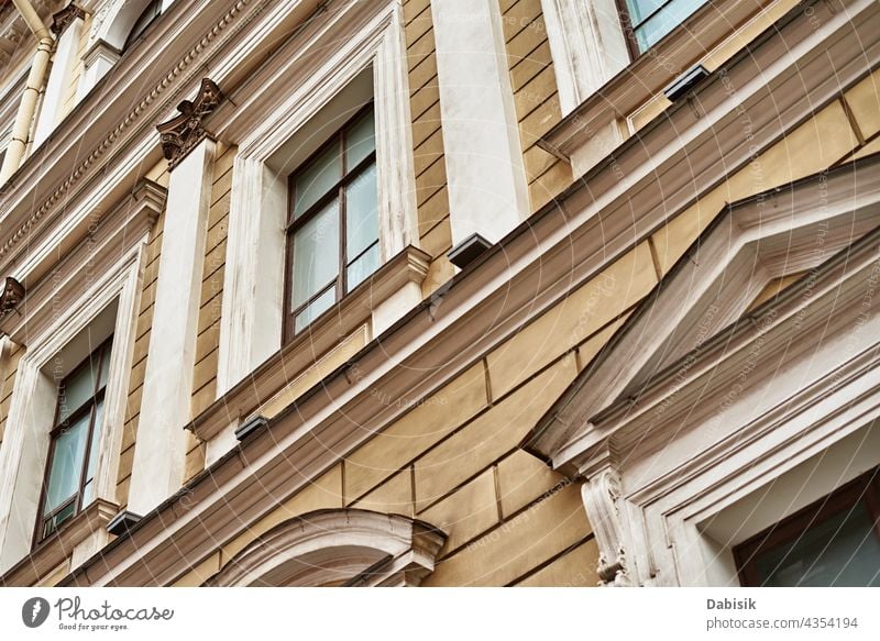 Alte Gebäudefassade mit Fenster Fassade Architektur alt retro Denkmal Vorderseite elegant Großstadt Straße Design Stil abschließen Scheitel Perspektive Haus Tag