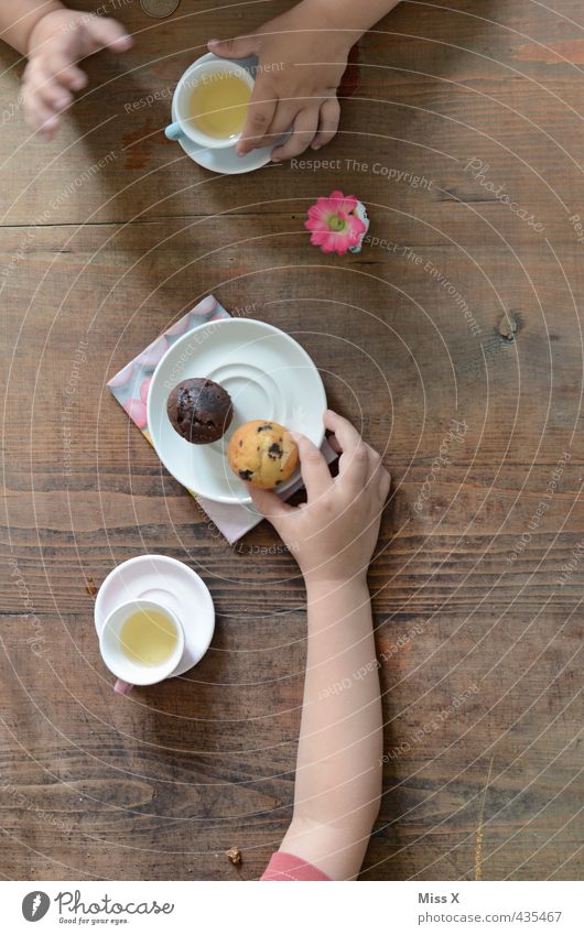 Teeparty Lebensmittel Kuchen Ernährung Essen Kaffeetrinken Getränk Geschirr Freizeit & Hobby Spielen Kinderspiel Feste & Feiern Geburtstag Mensch Mädchen