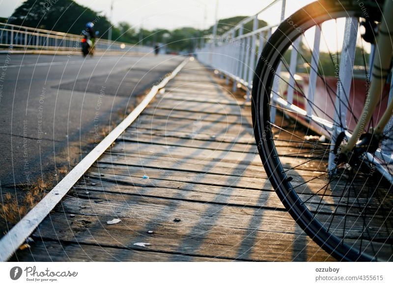 Fahrradparken in der Nebenstraße Straße Großstadt Sport reisen Verkehr Rad Mitfahrgelegenheit Transport Fahrzeug urban Lifestyle Zyklus Rahmen Gesundheit