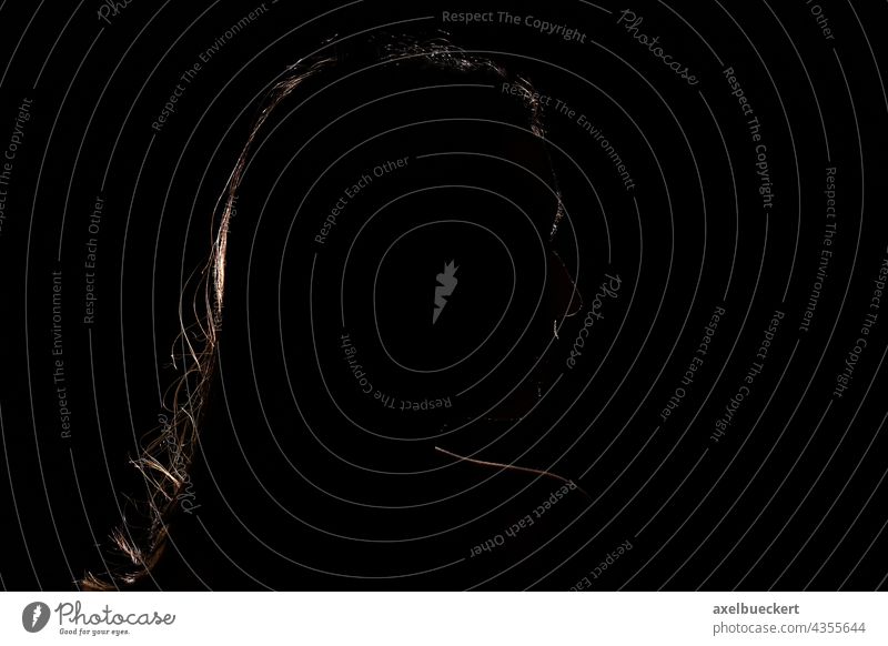 anonyme Frau im Profil Anonymität Schatten Schattenriss dunkel düster mysteriös Junge Frau Silhouette Umriss Gegenlicht Rimlight schwarz unkenntlich verbergen