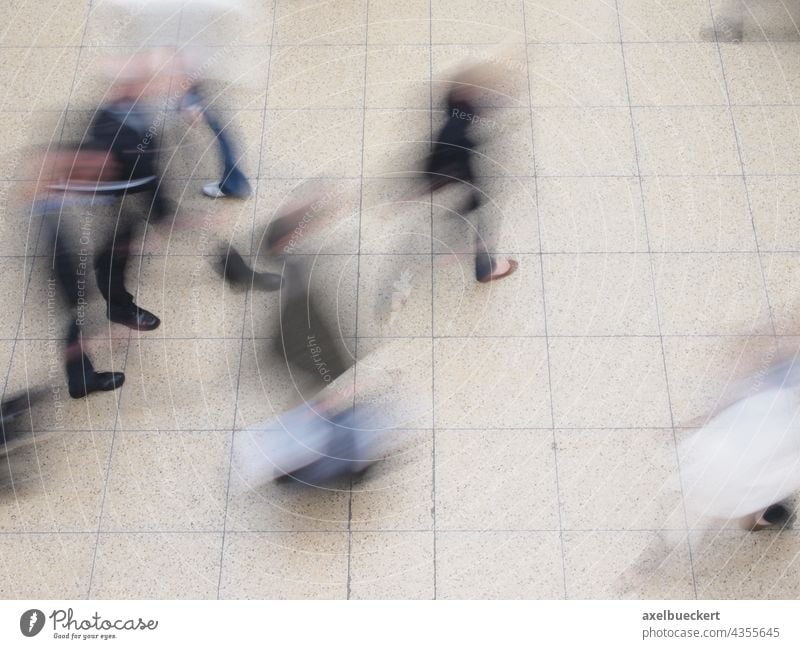 Fußgänger mit Bewegungsunschärfe Menschenmenge Menschengruppe unscharf verschwommen Experiment Fußgängerzone Straße Unschärfe urban Lifestyle Stadtleben