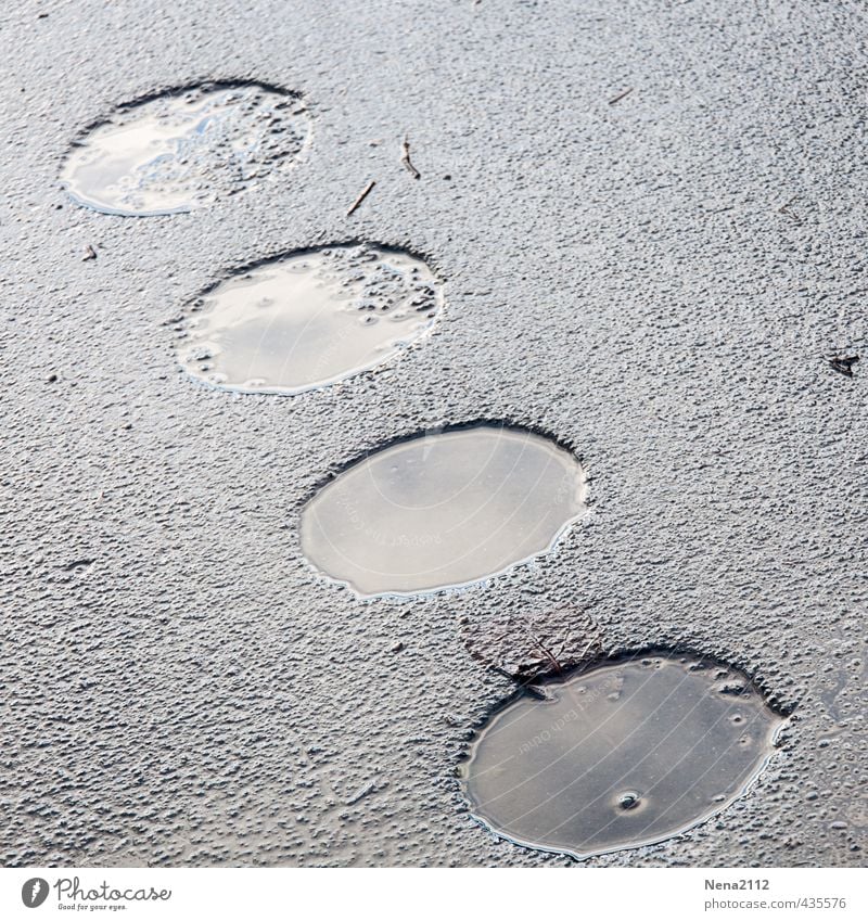 Rundweg Straße Wege & Pfade ästhetisch außergewöhnlich nass rund grau Kreis Loch Wasser Pfütze Teer Bürgersteig 4 Schwarzweißfoto Außenaufnahme Nahaufnahme