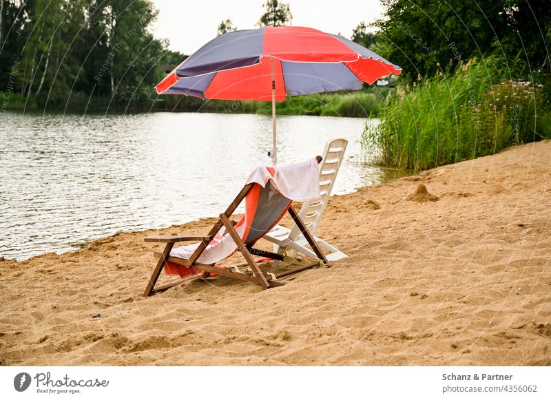 Liegestühle am Badesee Strand Sand Urlaub Strandbad Badestrand Sommer Meer Ferien & Urlaub & Reisen Sonne Schwimmen & Baden Erholung Tourismus Sommerurlaub