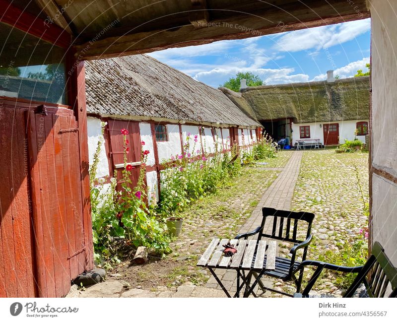 Altes Bauernhaus auf der dänischen Insel Endelave Haus Außenaufnahme Bauernhof Menschenleer Gebäude alt Reetdach Reetdachhaus Hof Innenhof Idylle Dänisch