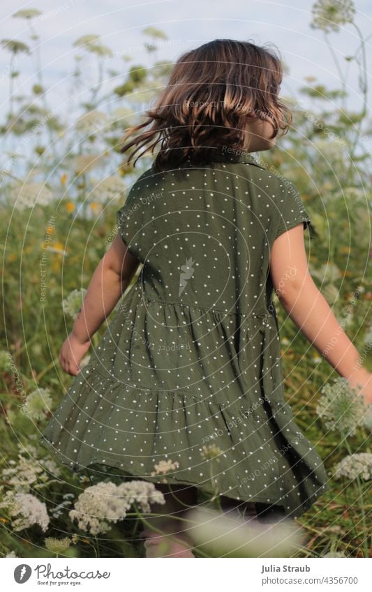 mädchen dreht sich im blumenfeld Blumenfeld Blumenwiese Mädchen schön schnell drehen Tanzen Sommer Sonne Wilde Möhrenblüte grün Natur Rhön draußensein