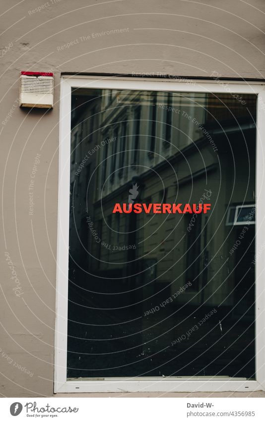 Ausverkauf - Schild in einem Fenster eines Einkaufladens Ausverkauft Geschäft Laden geschlossen Wirtschaft Einzelhandel pleite bankrott Handel Schaufenster