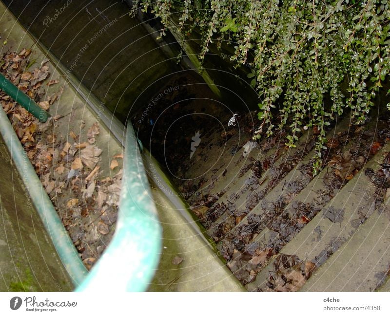 Bunker.Treppe Beton steil verrückt Geländer