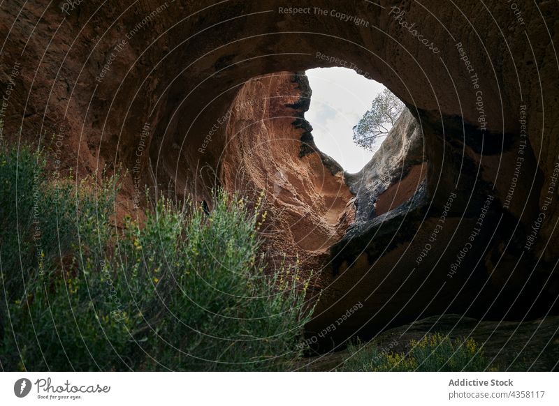 Höhle in felsigem Berg gegen bewölkten Himmel Berge u. Gebirge Golfloch Felsen Natur Formation erstaunlich Landschaft majestätisch berg arabi murcia Spanien