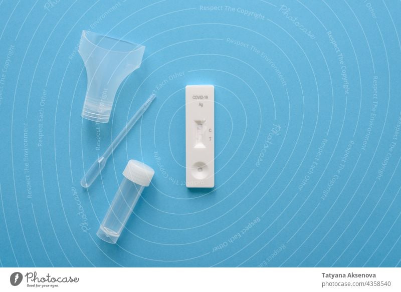 Covid19-Antigen-Testkit Prüfung Coronavirus COVID19 Pandemie Krankheit reißend Diagnostik Bausatz Medizin Gesundheit Virus Ergebnis Korona blau Gesundheitswesen