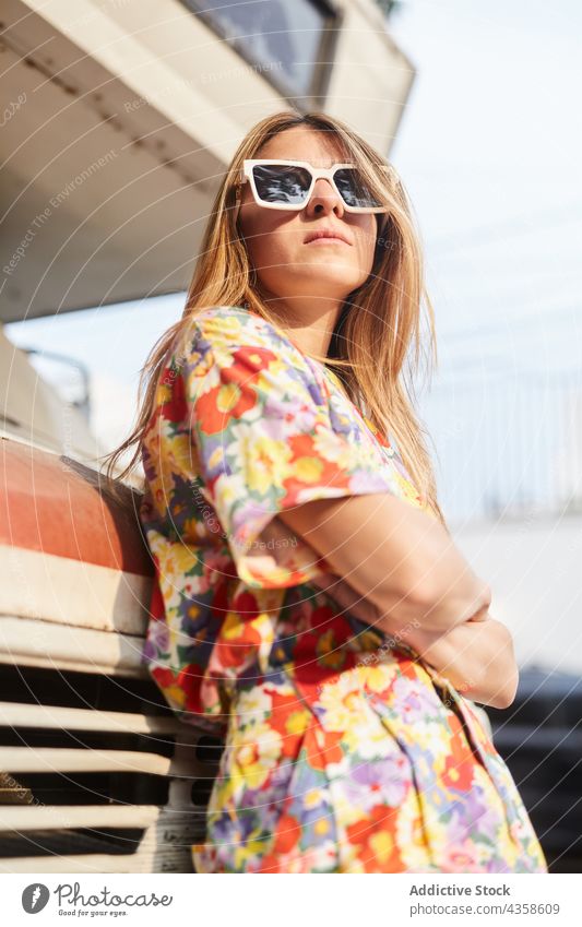 Stilvolle Frau steht in der Nähe von verlassenen Auto in der Stadt gesamt PKW Verlassen Großstadt alt trendy Sommer selbstbewusst jung Mode Outfit ernst schäbig