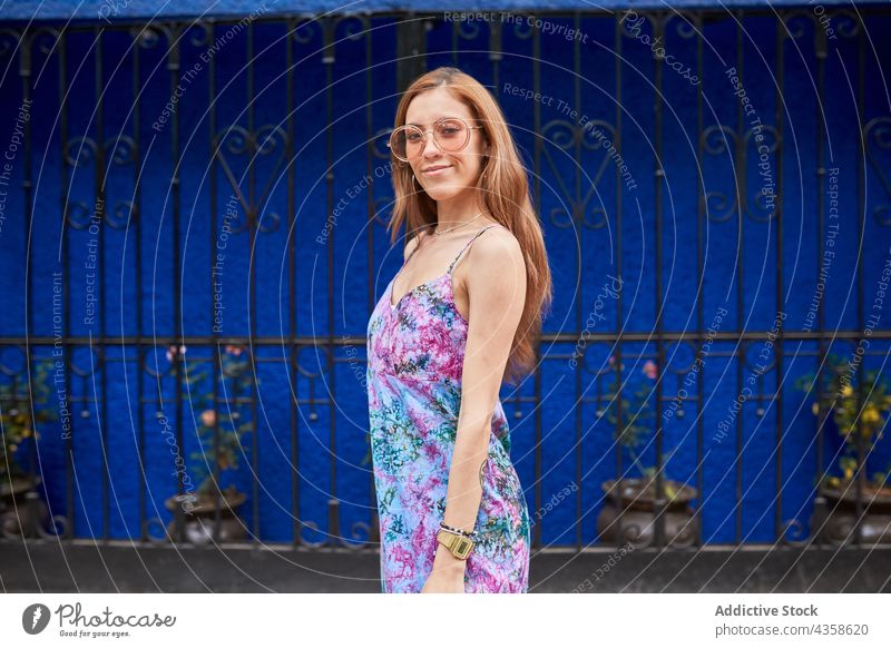 Lächelnde Frau mit Sonnenbrille und Kleid in der Stadt Sommer Stil Straße Großstadt Mode trendy heiter urban Inhalt Optimist froh Glück Outfit sorgenfrei Freude