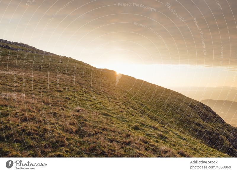 Majestätischer Sonnenuntergang über einem Gebirgstal Berge u. Gebirge Hochland Landschaft Abend Abenddämmerung Himmel Wales vereinigtes königreich