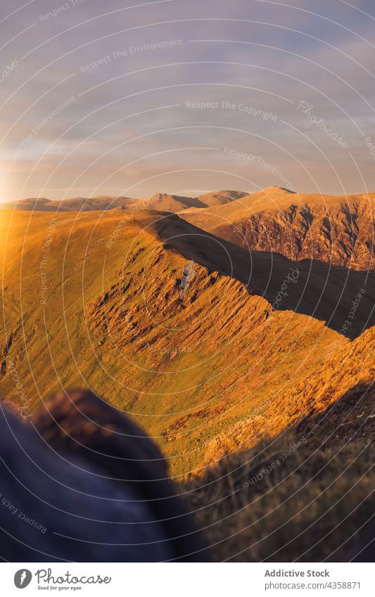 Majestätischer Sonnenuntergang über einem Gebirgstal Berge u. Gebirge Hochland Landschaft Abend Abenddämmerung Himmel Wales vereinigtes königreich