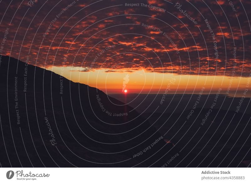 Majestätischer Sonnenuntergang über einem Gebirgstal Berge u. Gebirge Hochland Landschaft Abend Abenddämmerung Himmel Wales vereinigtes königreich