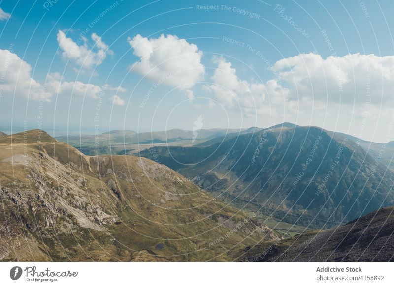 Majestätische Landschaft mit felsigen Bergen an einem sonnigen Tag Berge u. Gebirge Sommer Hochland Ambitus Blauer Himmel Kamm Wales vereinigtes königreich