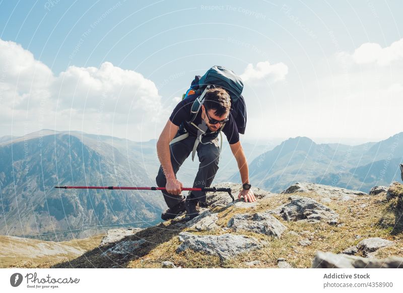 Männlicher Wanderer mit Trekkingstock in den Bergen Mann Berge u. Gebirge Mast Wanderung Reisender Hochland Sommer sonnig männlich Wales vereinigtes königreich