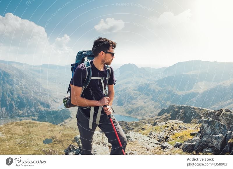 Männlicher Wanderer mit Trekkingstock in den Bergen Mann Berge u. Gebirge Mast Wanderung Reisender Hochland Sommer sonnig männlich Wales vereinigtes königreich