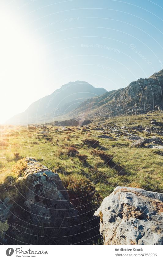 Erstaunliche Aussicht auf einen felsigen Bergkamm an einem sonnigen Tag Berge u. Gebirge Landschaft Hügel Hochland Ambitus Blauer Himmel spektakulär Wales