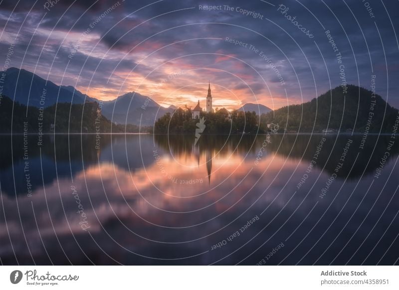 Blick auf den See und die Kirche in den Bergen an einem sonnigen Tag Berge u. Gebirge Landschaft Hochland Teich Insel Sonnenuntergang felsig Felsen Slowenien