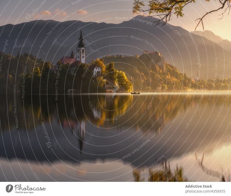 Blick auf den See und die Kirche in den Bergen an einem sonnigen Tag Berge u. Gebirge Landschaft Hochland Teich Insel Sonnenuntergang felsig Felsen Slowenien