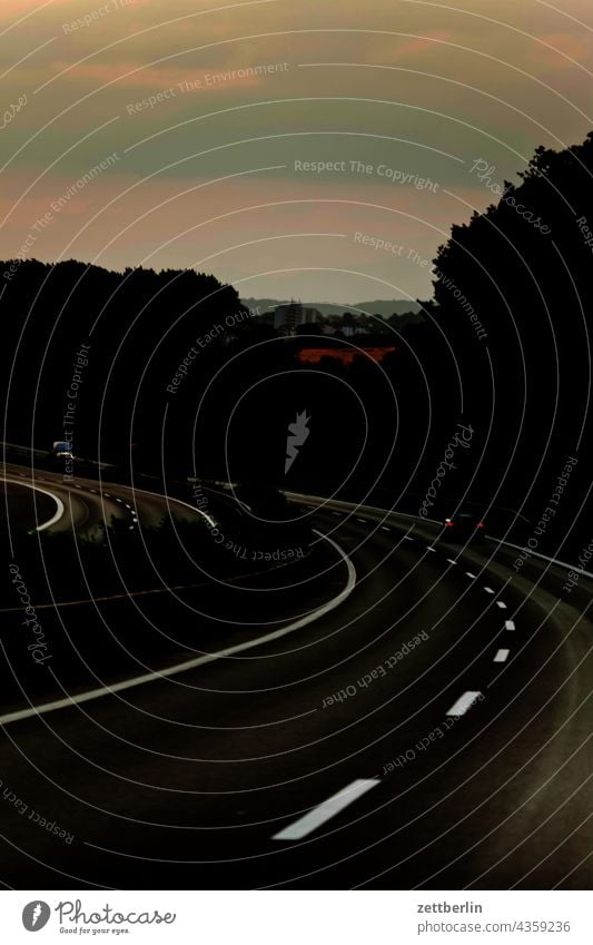 Abends auf der Autobahn auto autobahn fahren ferien fortbewegung gerade kurve reise schnelligkeit spur spurwechsel stau staugefahr straßenverkehr tempo