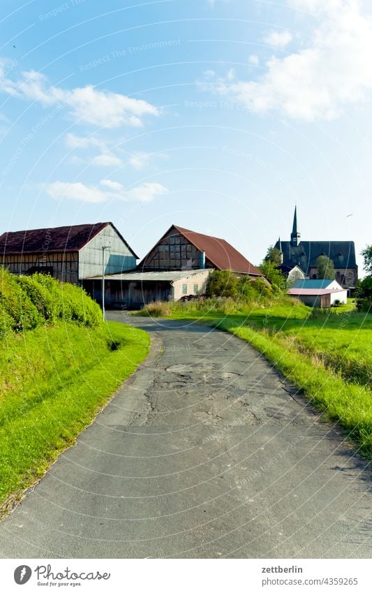 Stausebach dorf ort ortschaft haus wohnhaus kirche kirchturm Außenaufnahme Menschenleer Religion & Glaube Kirchturmspitze Haus Gebäude Architektur stille ruhe