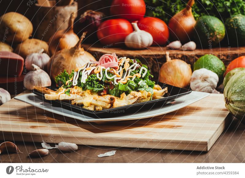 Leckere Pommes frites mit Gemüse und Schinken auf einem Teller auf dem Tisch Fastfood Salat Speise dienen Junk Food geschmackvoll Salatbeilage Lebensmittel