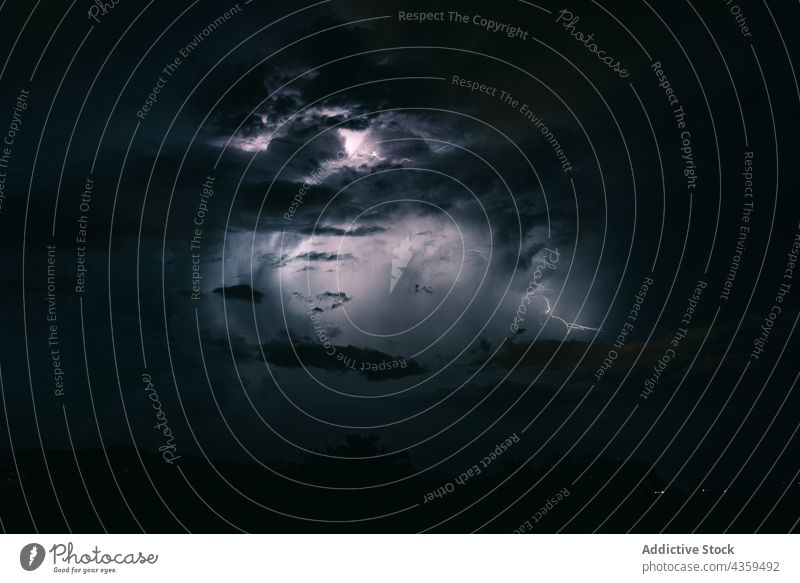 Gewitterhimmel mit Blitzen zwischen den dunklen Wolken Cloud Unwetter Wetter Himmel Nacht dunkel Natur Gefahr Elektrizität Regen Hintergrund Kraft Donnern