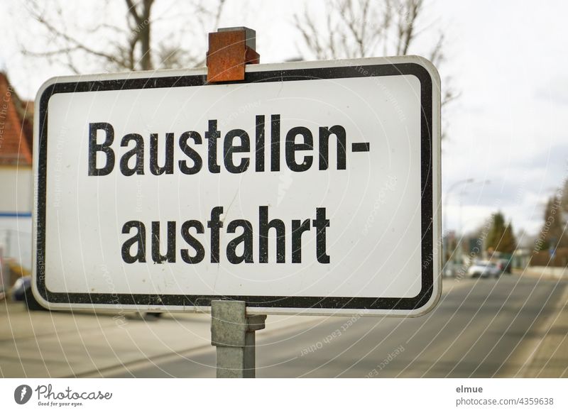 Verkehrsschild - Baustellenausfahrt - am Straßenrand / VZ 1007-33 / Verkehrssicherheit Gefahrenstelle StVO Fußsteig Gehweg Aluminium Metall Straßenverkehr