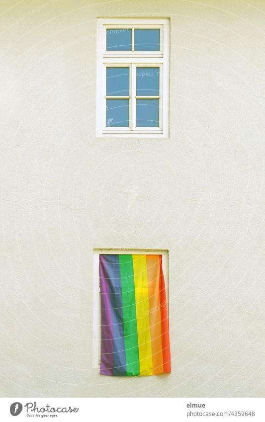 Eines der beiden Fenster des Wohnhauses ist mit einer Regenbogenfahne verhängt / Symbol der Lesben- und Schwulenbewegung / Toleranz Farbenspektrum