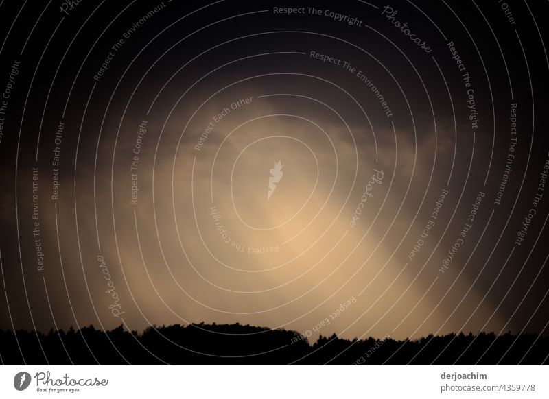 Sonnenstrahlen durchringen den dunklen Himmel,  auf ein schon ab gedunkeltes  Land. Sonnenlicht Licht Außenaufnahme Menschenleer Farbfoto Natur Tag mehrfarbig