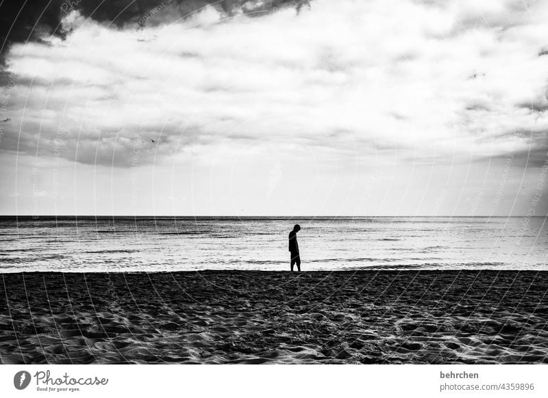 wolken, meer, strand und ein junge melancholisch allein Einsamkeit Kindheit Sohn Spielen Junge Erholung Deutschland Tourismus Sommer Mecklenburg-Vorpommern