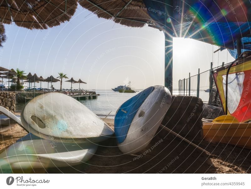 Sonnenschirme und Palmen auf dem Hintergrund des roten Meeres und Schiffe in Ägypten Hurghada Rotes Meer Sharm El Sheikh Bucht Strand blau Boot Bootsfahrt Küste