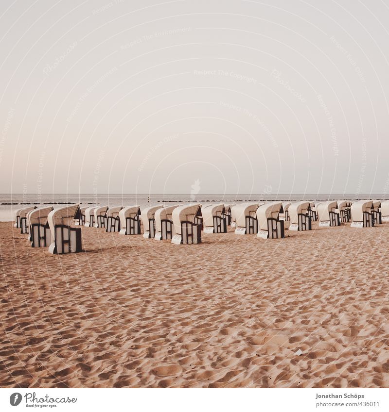 Strandkorbarmee I Umwelt Landschaft ästhetisch Muster viele Strandspaziergang Himmel rechts Menschenmenge rot ausdruckslos Menschenleer Mitte Horizont