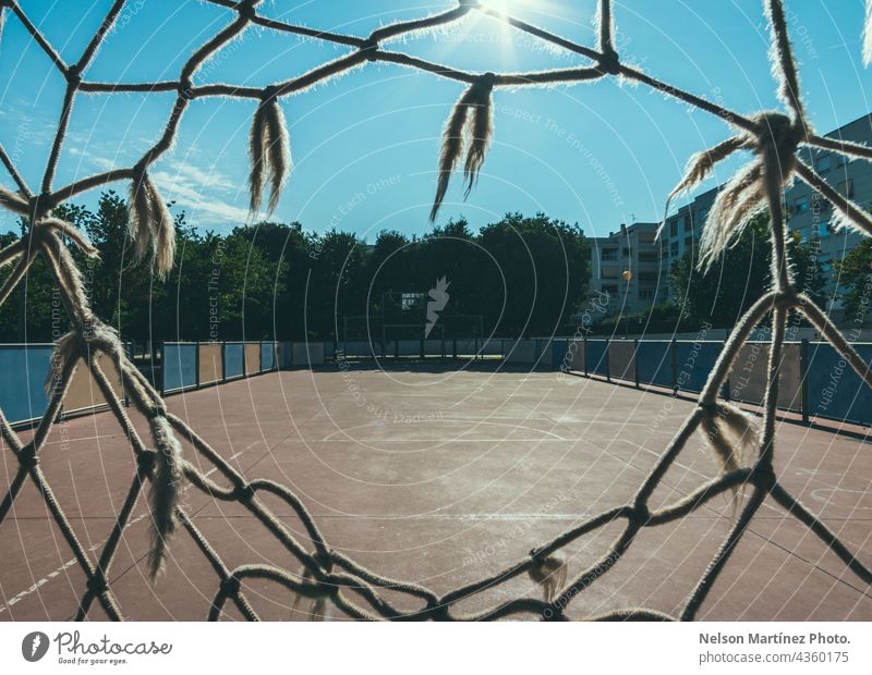 Gerahmter Blick durch ein Netz auf einen Fußballplatz in einer Nachbarschaft Entertainment Liga Sport Aktivität erfolgreich sein Tor Erfolg Rasen spielen Feld