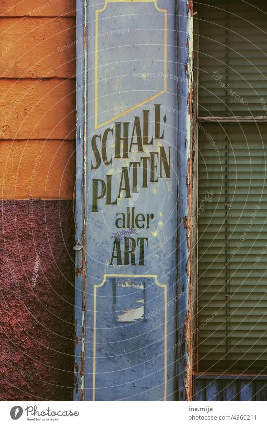 Schallplatten aller Art Schallplattenspieler retro damals früher lost places alt Nostalgie nostalgisch Fassade verlassen Musikunterricht Musikschule