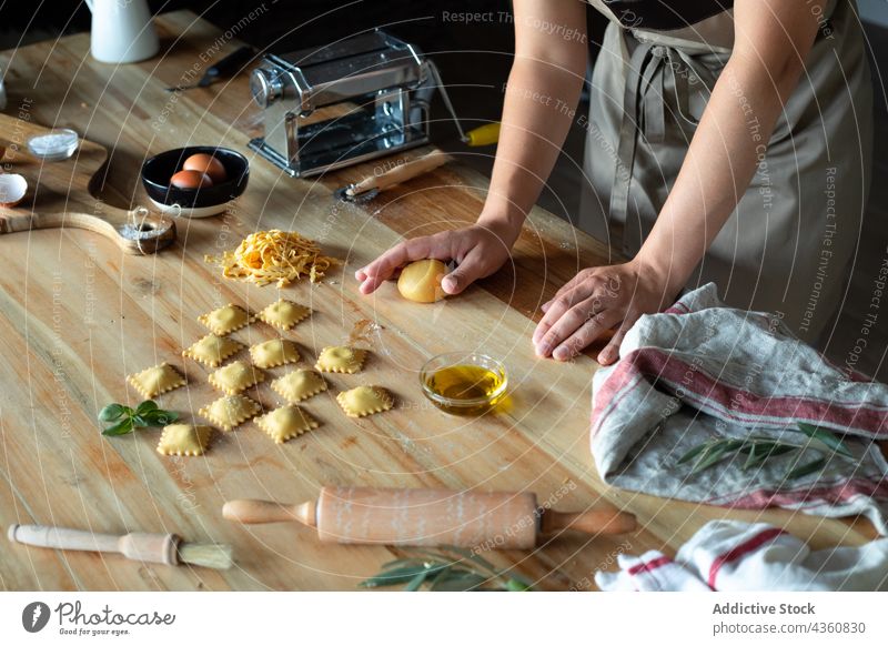 Anonyme Person bei der Zubereitung von hausgemachten Raviolis Lebensmittel Essen zubereiten Gesundheit Tisch traditionell hölzern Ernährung Nahaufnahme Spätzle