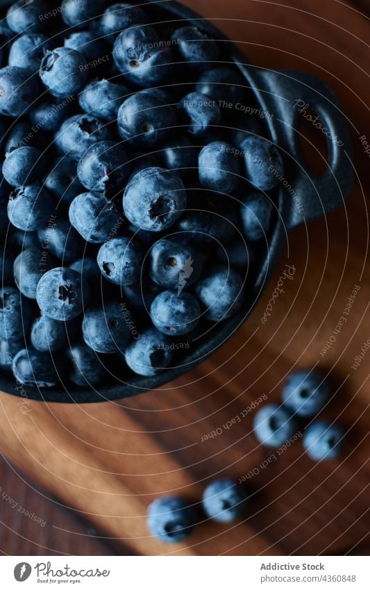 Blaubeeren in einer Schale auf dem Holztisch Beeren Schalen & Schüsseln Lebensmittel Frucht Tisch hölzern blau Gesundheit Dessert Blatt frisch süß saftig