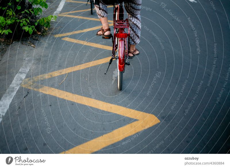 Radfahrer am Straßenrand Person Fahrrad im Freien Sport Fahrradfahren Aktivität Mitfahrgelegenheit Gesundheit Lifestyle Zyklus Seite Radfahren Übung trainiert.