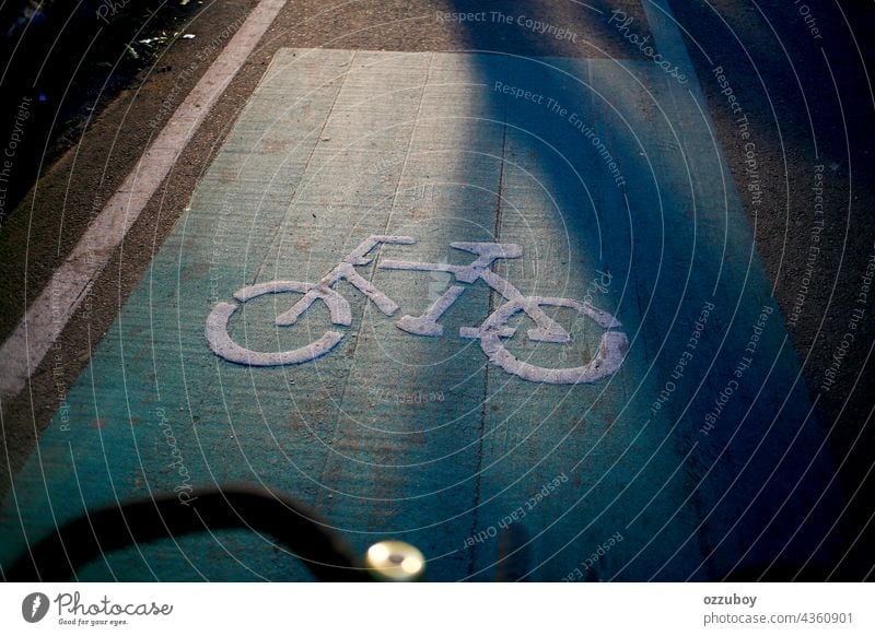 Fahrradwegweiser auf Asphalt Fahrspur Farbe Transport Symbol Großstadt reisen Weg Sicherheit Verkehr Route urban weiß Straße Zeichen Regie Mitfahrgelegenheit