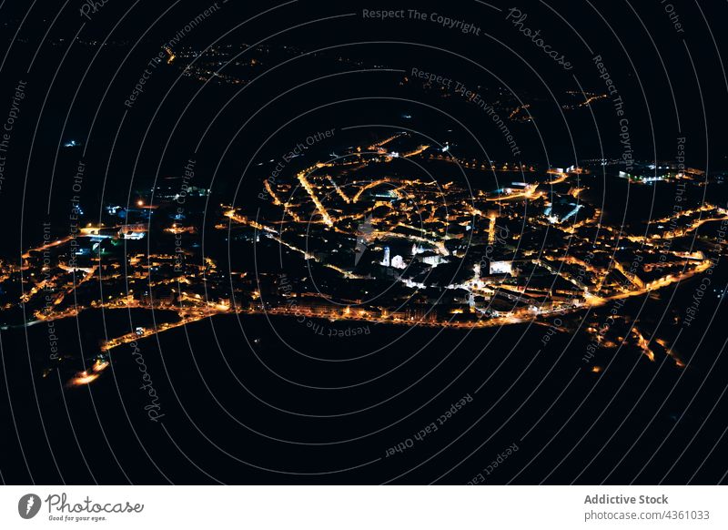 Glühende Lichter der Stadt bei Nacht Stadtbild leuchten glühen Infrastruktur hell Großstadt dunkel Ebene Pyrenäen Abend malerisch erstaunlich atemberaubend